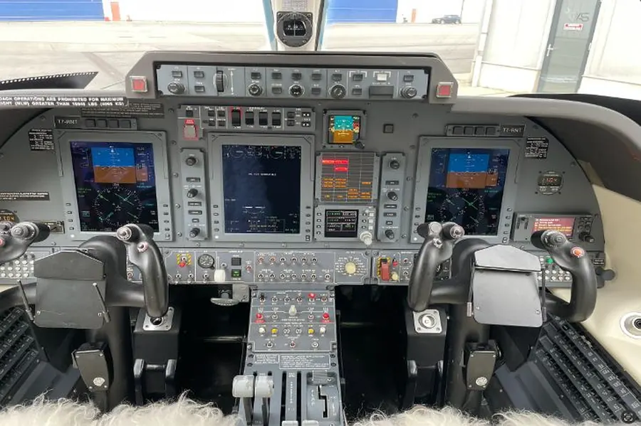 Avanti flight deck with primary flight displays and multifunction display
